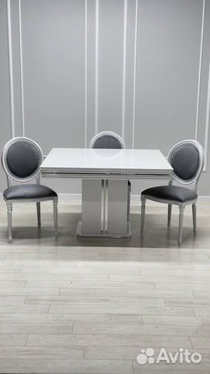 Стол и стулья