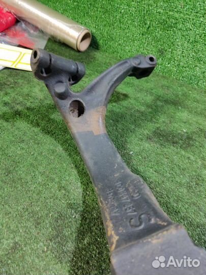 Кулак поворотный передний левый Volkswagen Passat