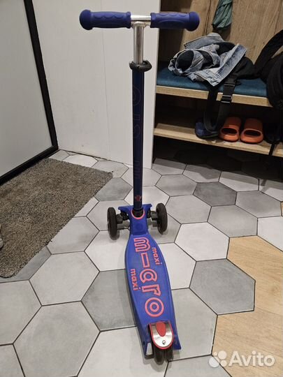 Самокат Micro Maxi Deluxe синий, светящиеся колеса