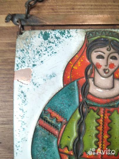 Панно/Горячая эмаль/Девушка с ковшом