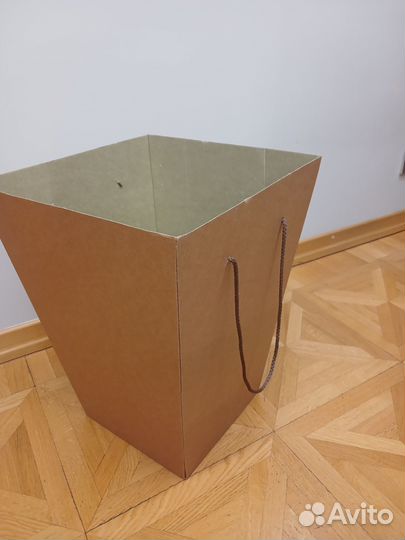 Картонная коробка-переноска с ручками для цветов