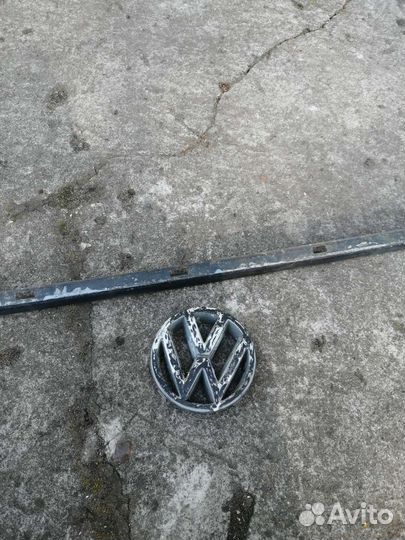Знак и планка решетки радиатора Фольксваген