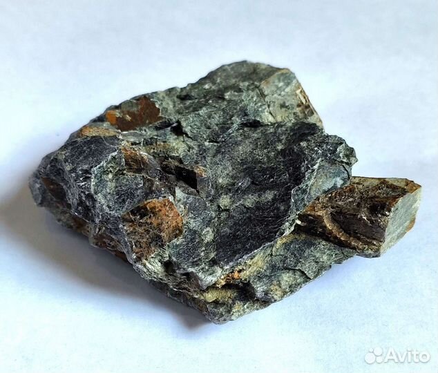 Брейнерит в хлоритовом сланце