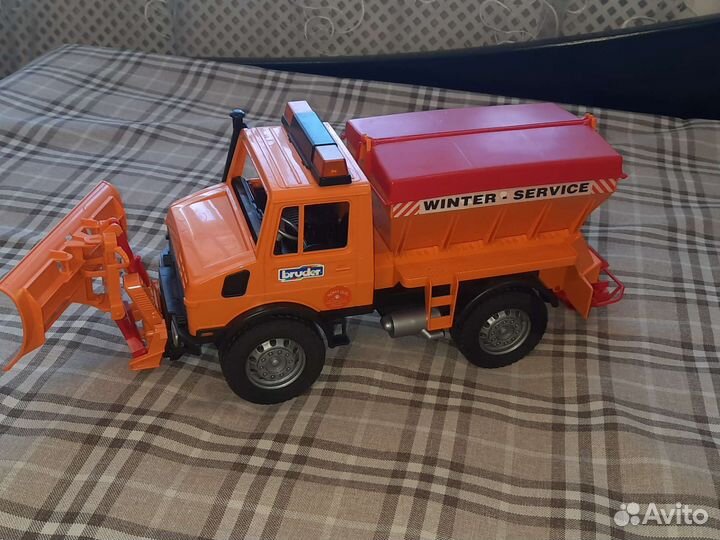 Bruder снегоуборочная машина