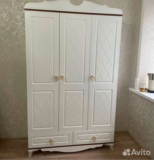 Детская кроватка. Шкаф 