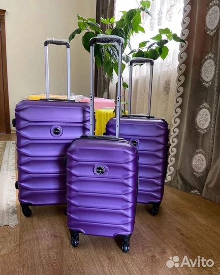 Чемодан на колесах новый