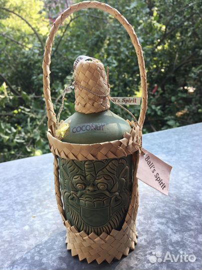 Сувенирная бутыль в корзиночке Бали