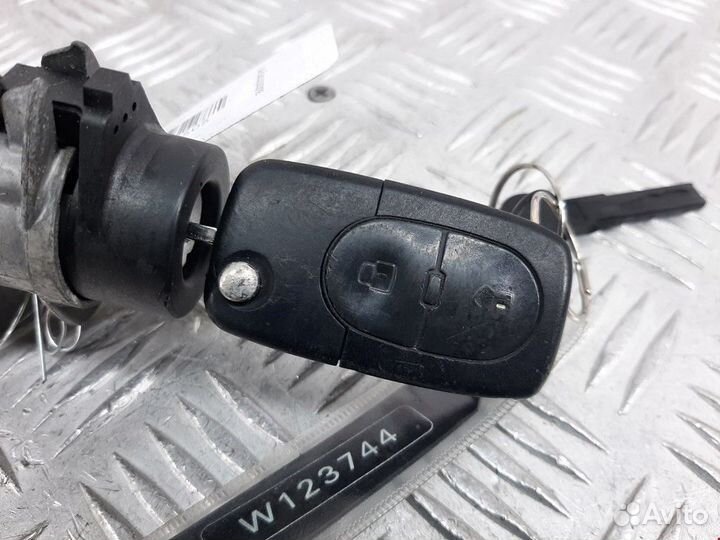 Замок зажигания Volkswagen Golf 3 2000 4B0905851B