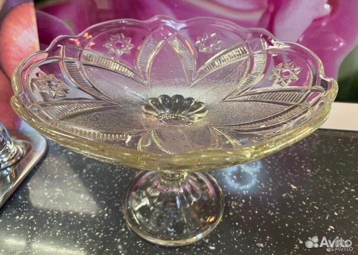 Ваза стекло цветное на ножке СССР 50 е годы