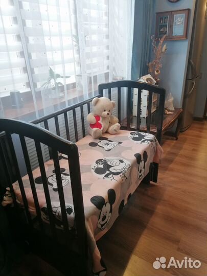 Детская кроватка с маятником