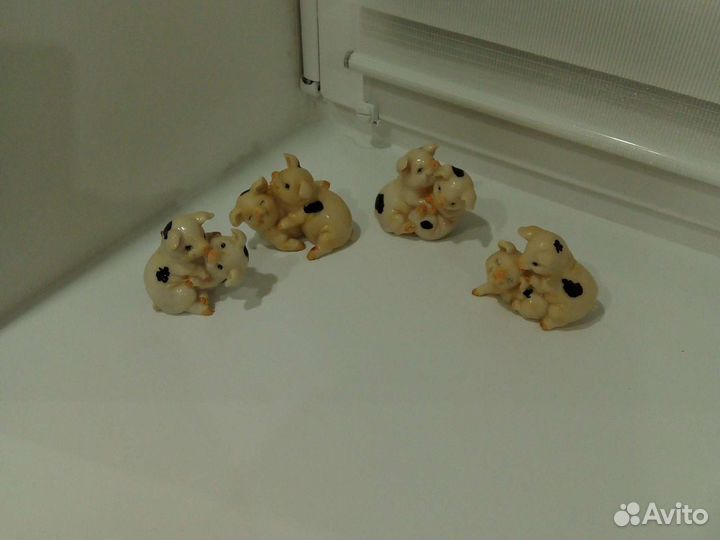 Фигурки обнимающиеся свинки пары талисман