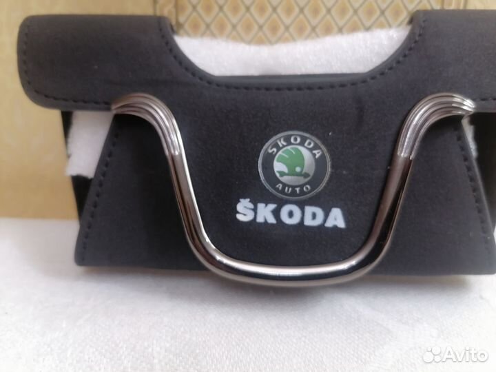 Держатель для очков на козырек в авто skoda