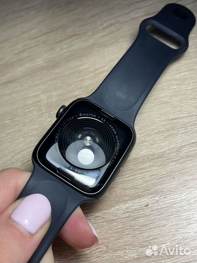 Часы Apple Watch SE 44 mm 2022 год