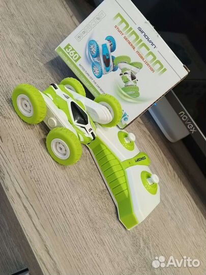 Радиоуправляемая трюковая машинка перевёртыш