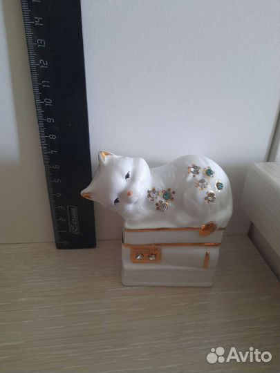 Котенок, лежащий на книгах, фарфор