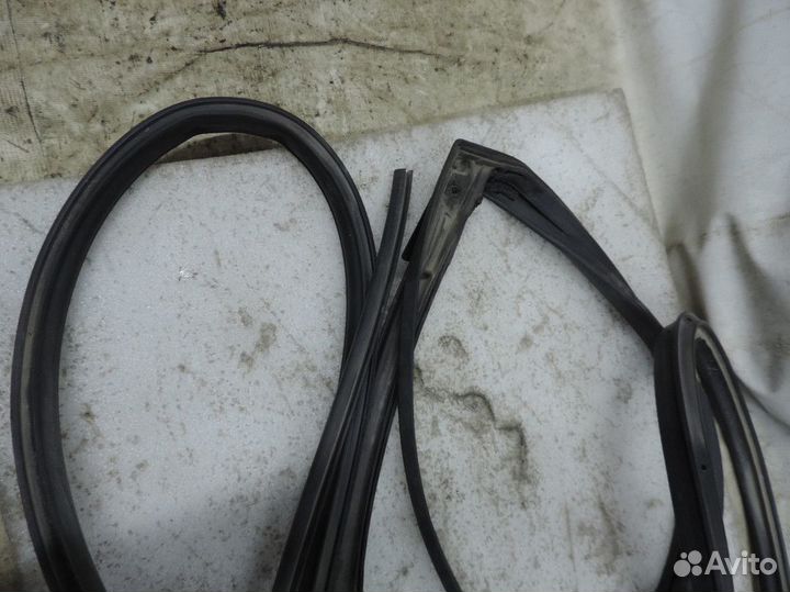 Уплотнитель двери задний правый Subaru Outback 200