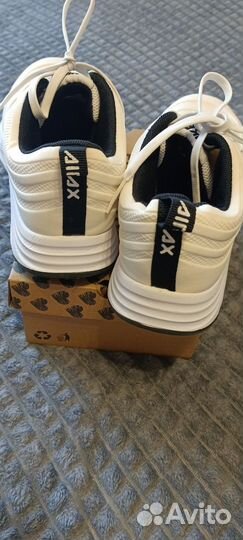 Кроссовки женские