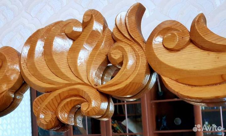 Зеркало в резной деревянной раме