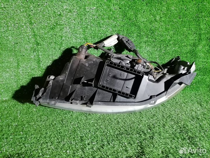 Фара правая 30648215 Volvo V70 SW