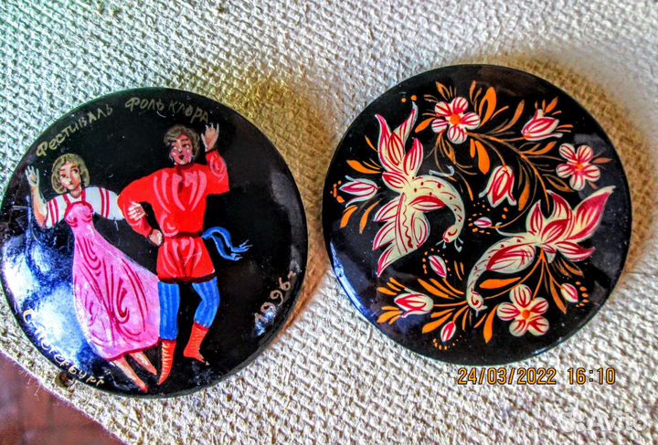 Брошки- значки из дерева и металла