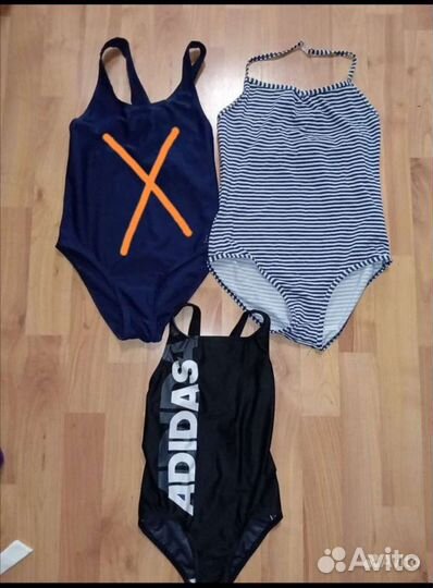 Купальники 9 шт, шапочки 2 шт