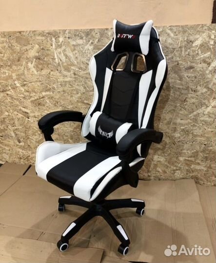 Компьютерное кресло геймерское с подножкой