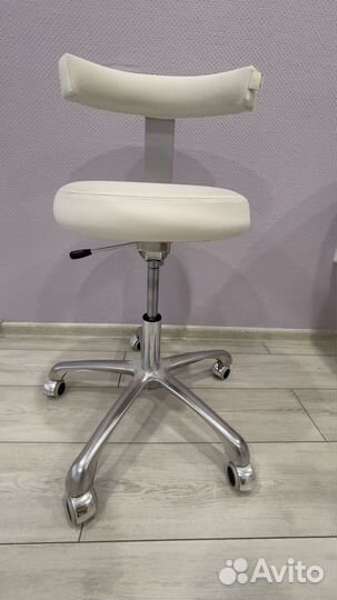 Стул для мастера маникюра на колесиках