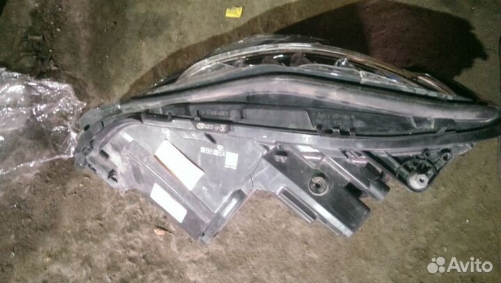 Фара правая битая светодиодная 207 Mercedes