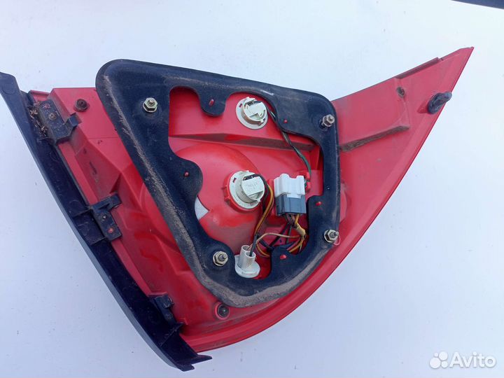 Задний правый фонарь на Nissan Almera Classic B10