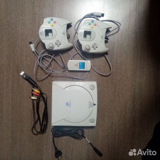 Sega dreamcast, 2 джойстика и около 30 игр