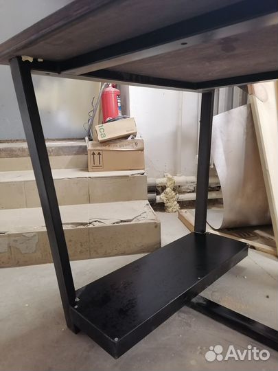 Стол с металлическими ножками