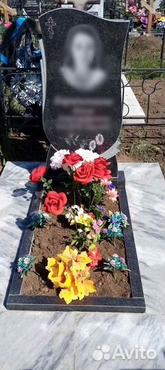 Памятники, надгробия