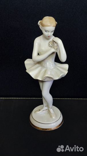 Фарфоровая статуэтка 