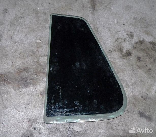 Стекло форточки задней правой двери VW Golf 4