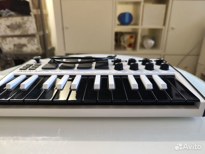 Миди клавиатура Akai Pro MPK mini MK3 W