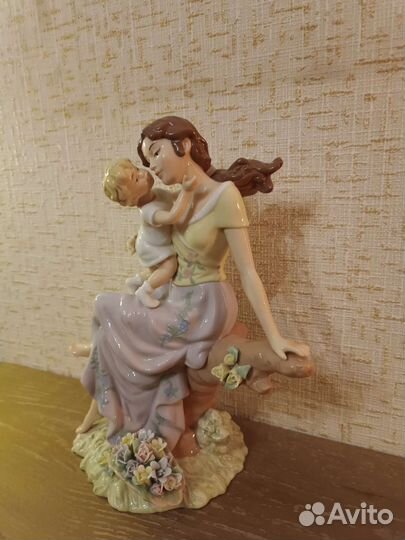 Фарфоровая статуэтка