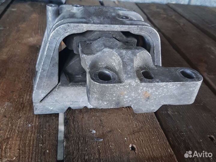 Подушка двигателя VW Passat B6 1.9 TDI