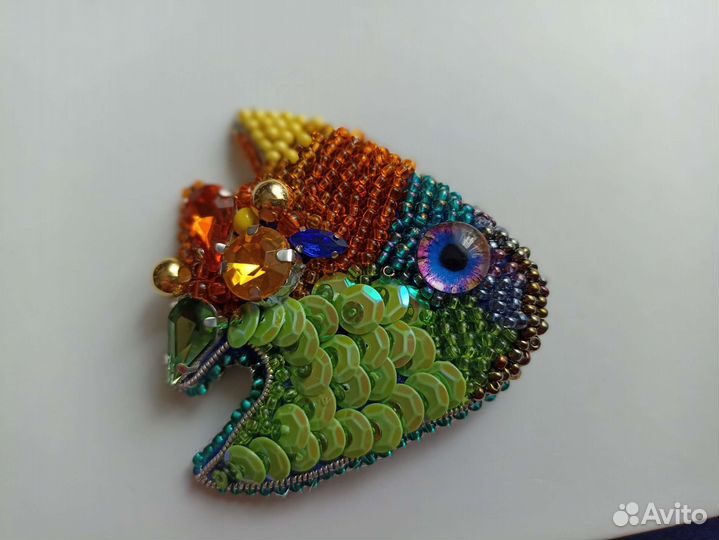 Брошь ручной работы из бисера