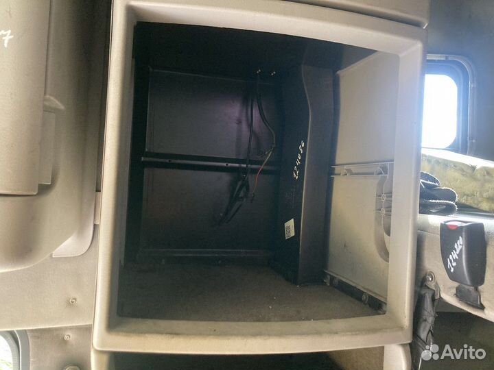 Ящик вещевой верхний правый Volvo VNL