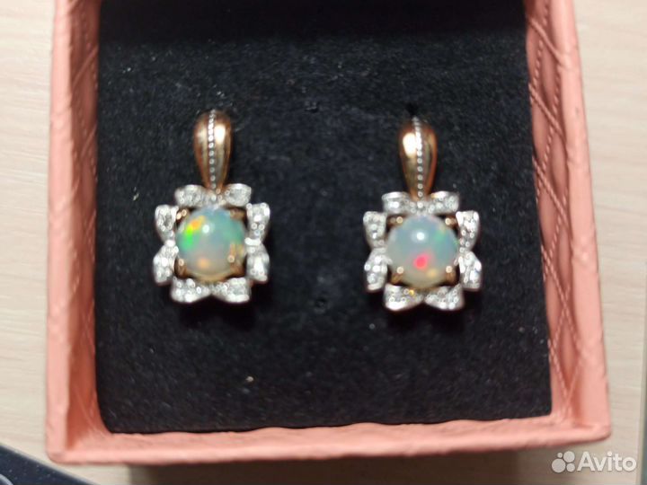 Золотой комплект с бриллиантами и опалами