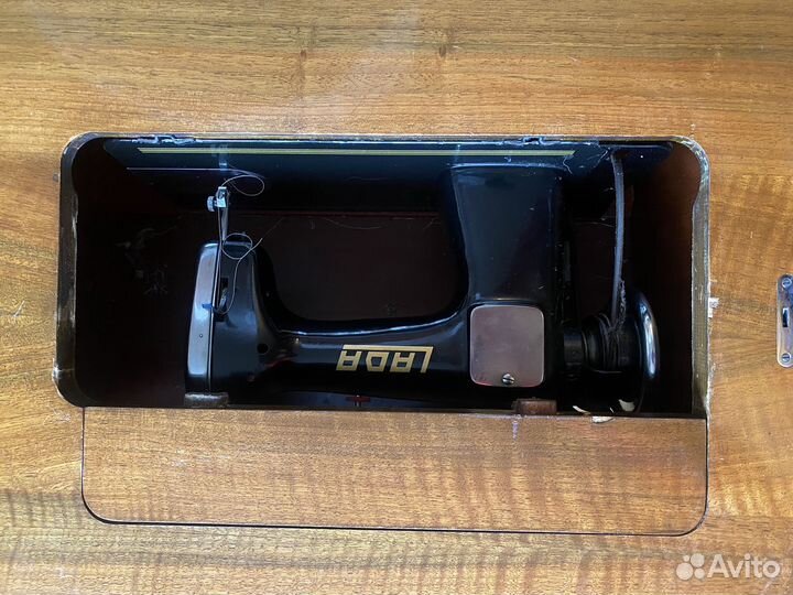 Чешская швейная машинка LADA 122