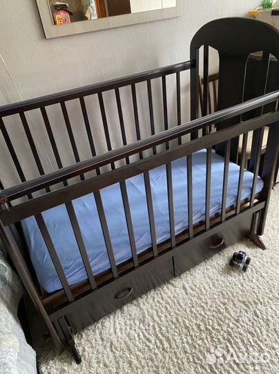 Детская кроватка с поперечным маятником