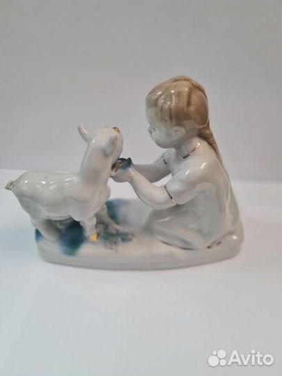 Статуэтка девочка с козлёнком гжель