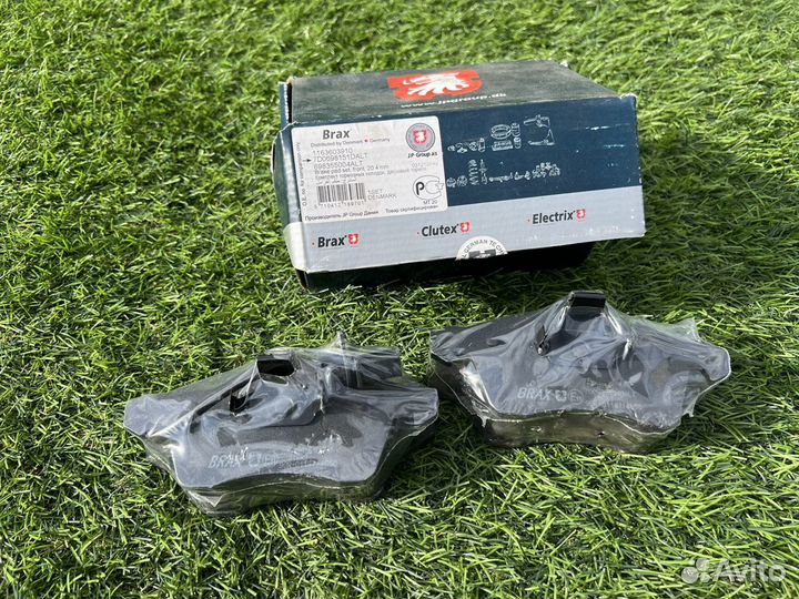 Комплект тормозных колодок 7D0698151D