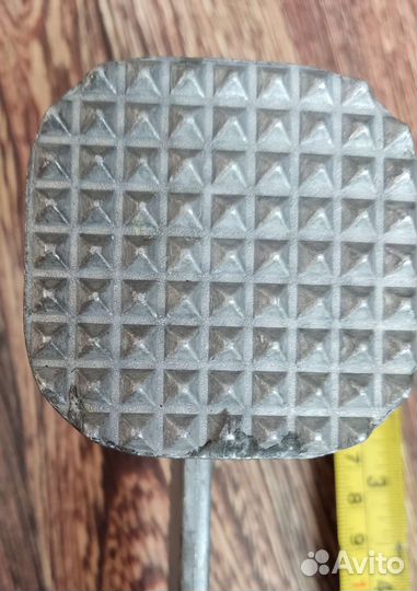 Сахарница и кухонный молоток