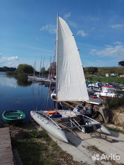 Надувной парусный катамаран