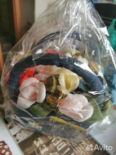 Композиция с цветами из гофр. бумаги с конфетами