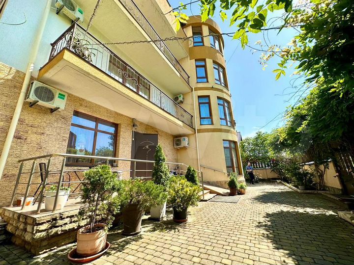 Дом 933,7 м² на участке 7 сот.