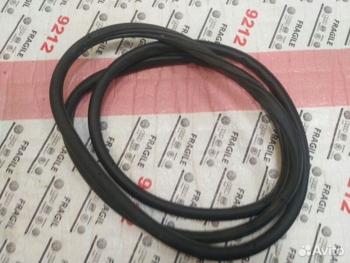 Уплотнитель двери задний правый Volkswagen Touareg