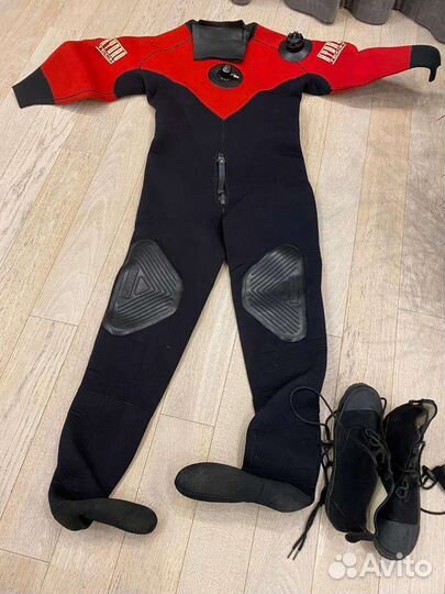 Сухой гидрокостюм для дайвинга